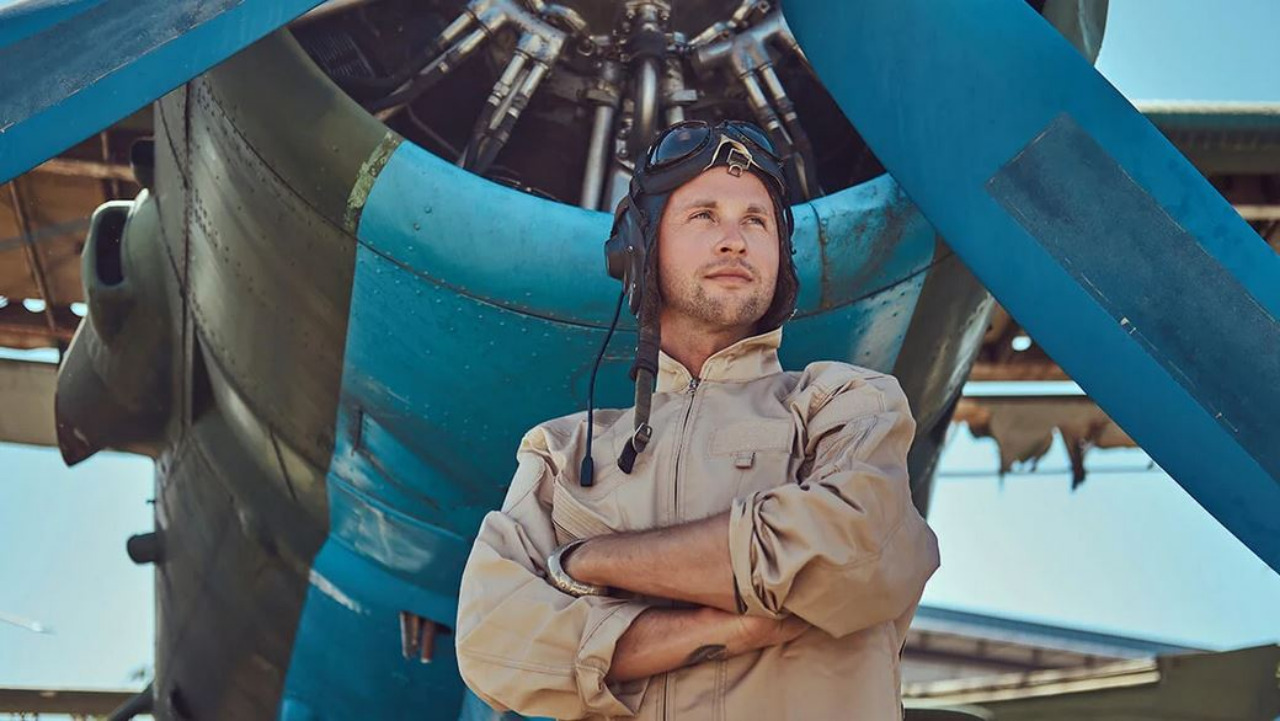 Doprovod pro naší klientku -  se hledá se muž okolo 35 let s vášní a zájem o letectví, tmavé vlasy modré oči