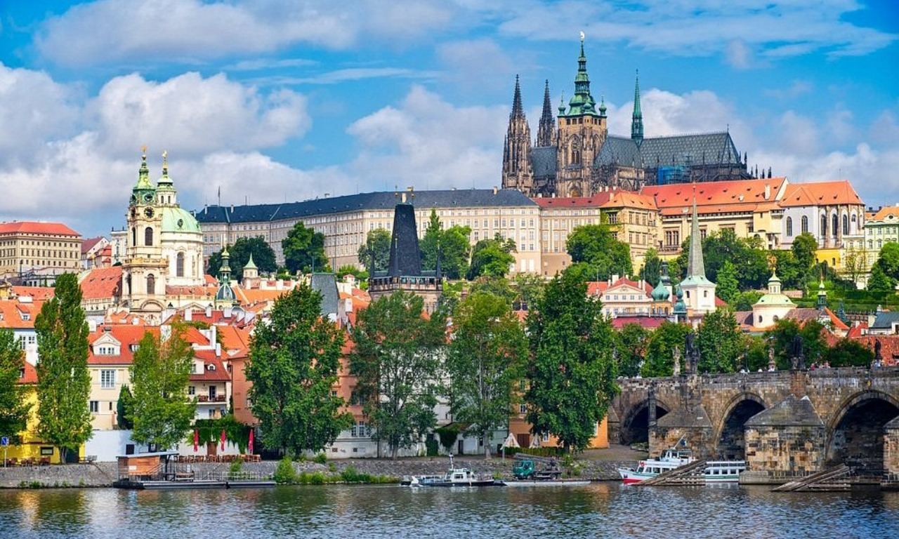 Doprovod pro našeho klienta CIZINCE - (nutná komunikativní NJ/AJ), hledáme doprovod  Praha od 21.11.2024 od 24.11.2024