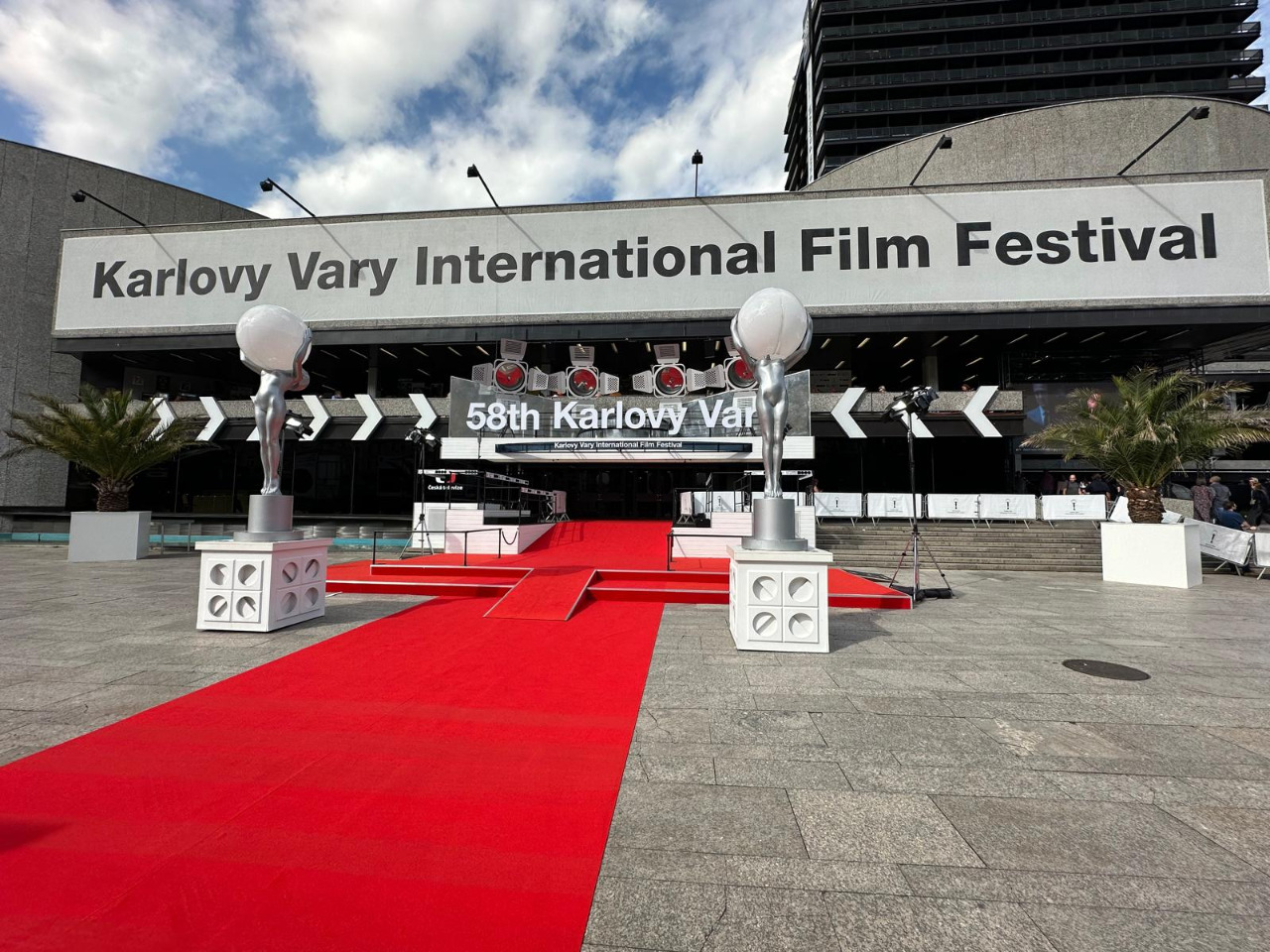 Doprovod pro našeho dalšího nového klienta CIZINCE - (nutná komunikativní AJ), hledáme doprovod  po Praze  / Karlova Vary MFF od 3.7.2025 od 14.7.2025- velmi motivační honorář! 