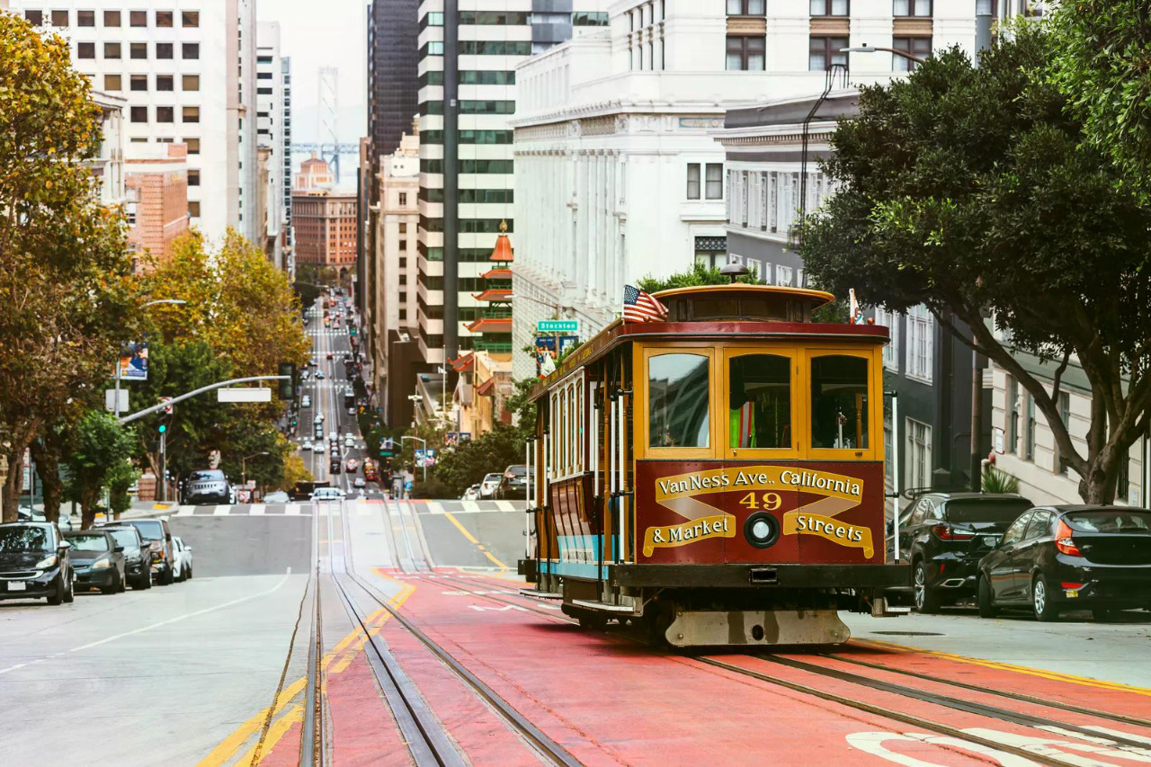 Doprovod pro našeho dalšího nového klienta CIZINCE- (nutná komunikativní AJ), hledáme doprovod  do San Francisco- USA -pouze pro ty dívky co mají platné jestě ESTA, nebo projdou prověrkou imigračního.  Konec července začátek srpna  - San Francisco- USA